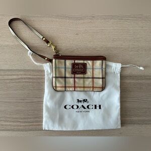 👝 Coach Tattersall Wristlet